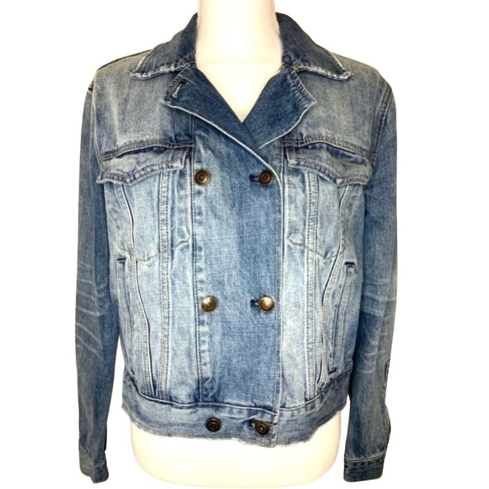 Free People oversized Women Jean Denim Jacket Lightly Distressed  XS to Small‎
